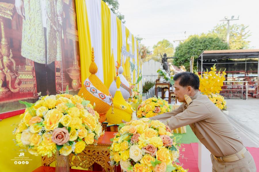 ภาพข่าวพิธีวางพานพุ่มดอกไม้ถวายราชสักการะ และพิธีทำบุญตักบาตรข้าวสารอาหารแห้งถวายพระราชกุศล รัชกาลที่ 9 